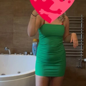 Klänning  - Säljer denna gröna klänning då dem aldrig kommit till användning, bara provad. Den har tunna spagetti band. Hör gärna av er vid frågor eller fler bilder🩷🌸