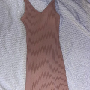 Klänning - Enkel rosa klänning från H&M som passar perfekt till sommaren!