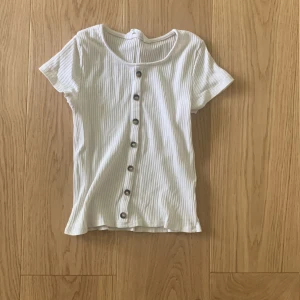 Tröja - Super fin tröja från hm! Storlek 134/140 men väldigt stretchig i materialet så passar mig som har xs och skulle lätt säga att det går xs-m💕