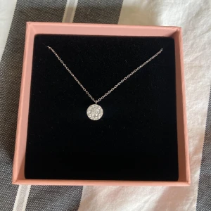 Edblad halsband - Säljer ett oanvänt, nytt silver edbladshalsband då jag fick det men det inte var min stil, fortfarande plomberat. rostar ej och är jättefint. kostar 399kr nypris. tryck på kontakta vid frågor/intresse