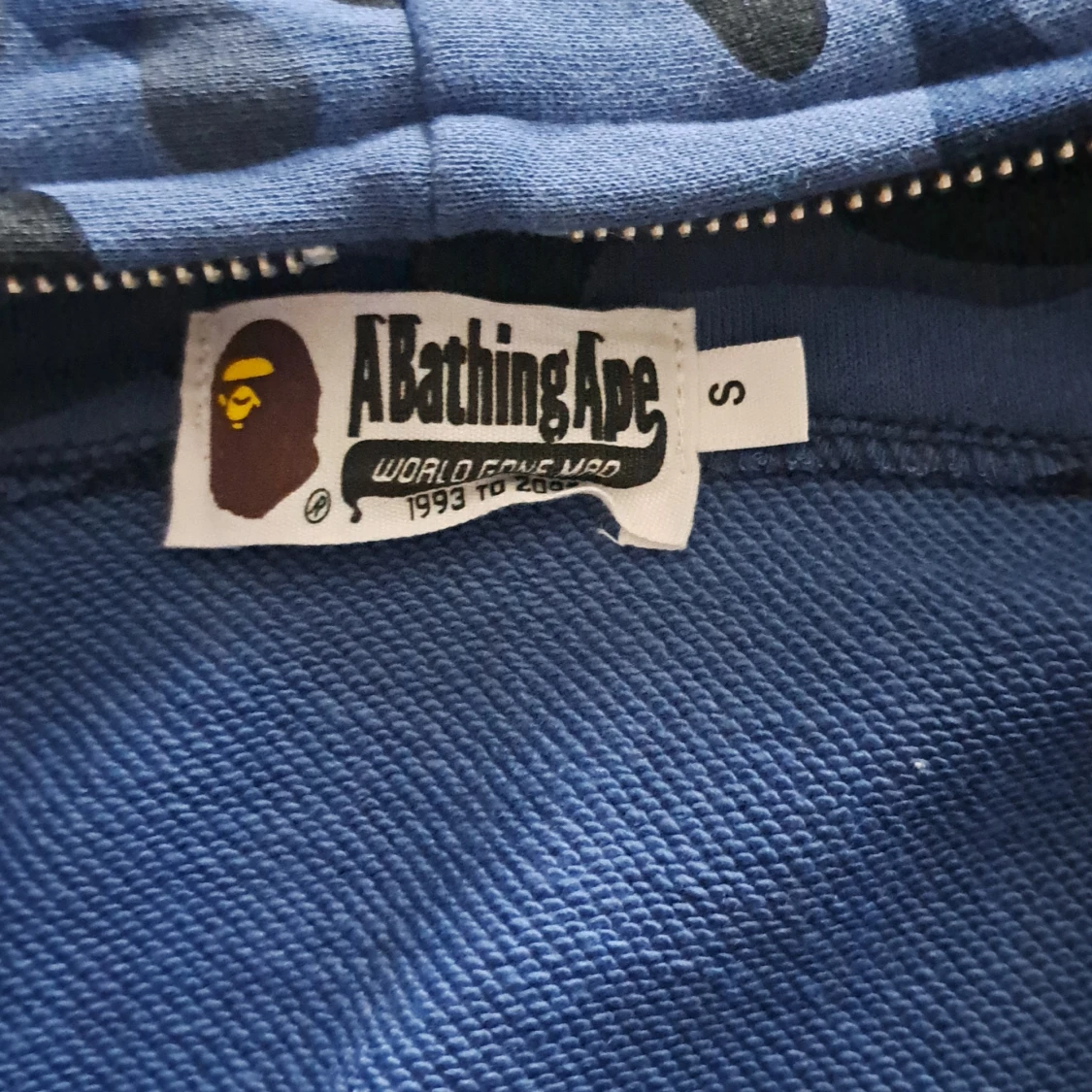Bape Hoodie,har inte använt den på länge nu den har inga problem har inte använt den nån gång och allt är som de ska vara (pris kan diskuteras) - 90