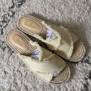 Espadrillos/slipins - Jättefina espadrillos från ett fint märke, beställda från USA. De var tyvärr för små för mig. De är helt nya, aldrig använda💘💘