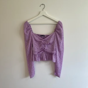 Zara, blus/tröja - Blommig blus/tröja från Zara. 
