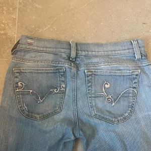 Lågmidjade diesel jeans💘 - Ljusblåa Lågmidjade jeans, skriv vid intresse eller frågor💘Pris kan diskuteras💖 W: 28 Längd: 32 Midja rakt över: 36 Innerben: 85