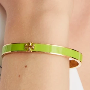 Tory Burch armband - Kommer inte längre till använd så vill gärna bli av med den via snabb affär. 