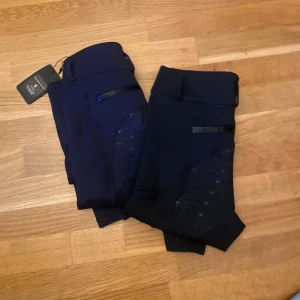 ZACZESS RIDBYXOR  - Säljer mina ridbyxor på grund av att dom va för stora! St,S  700kr st eller 1300kr för båda  Blå och svarta❤️