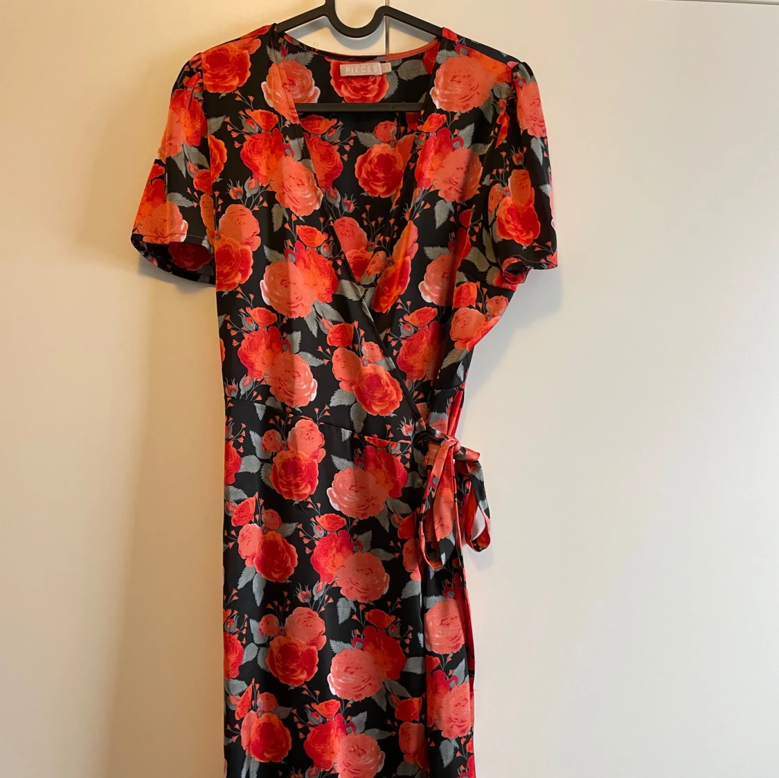 Blommig satin klänning - 93