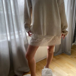 Vit sommarkjol - Fräsch sommar kjol ifrån Zara kids storlek 164  men passar mig som är 160 storlek xs/s🤍🩵