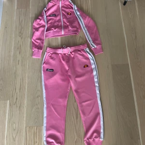 Elesse tracksuit - Rosa Elesse tracksuit köpt på JD sports. Väldigt bra skick förutom en liten brännskada från strykjärnet på vänstra armen. Storlek 40 i byxan, 36 i tröjan. 