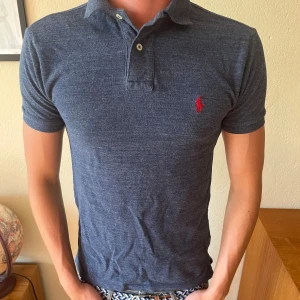 Ralph lauren piké  - Säljer en skön Ralph lauren piké i väldigt fint skick. Inga slitningar eller defekter och den är i storlek xs. Vid frågor är det bara att höra av sig