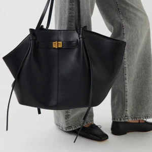 Väska Gina tricot - Säljer denna populära och slutsålda väskan från Gina tricot. Köptes för några väskor sedan och använts några gånger. Faller inte mig i smaken riktigt 