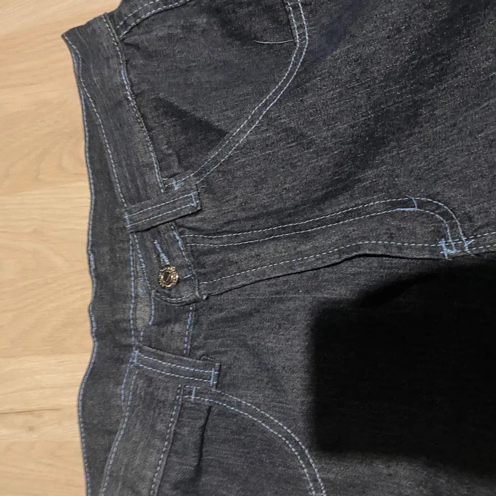 Snygga baggy jeans, köpta på vinted, använde en gång. Storleken är 32, har sytt in de. Coolt tryck🙏. Jeans & Byxor.