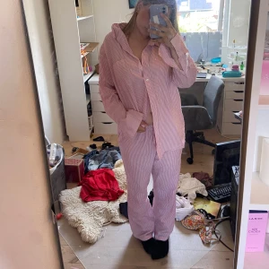 Rosa randig pyjamas - Säljer denna jätte fina pyjamas settet. Den är köpt på lager 157 för 400, säljer pågrund av de inte används. Skriv för fler bilder och eventuella imperfektioner. Går att pruta, använd köp nu, köpare står för frakt. Går att köpa var för sig för 150 kr