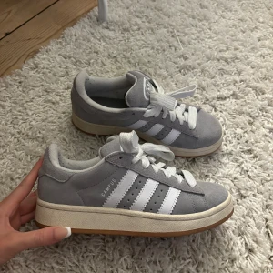 Adidas Campus 00 - Säljer mina gråa Adidas Campus 00💘 Använda men i väldigt bra skick, strl 37 o 1/3