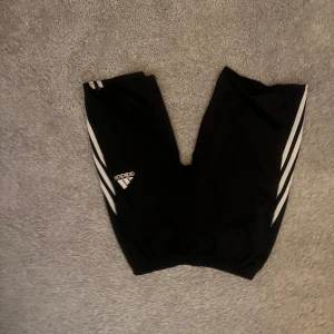 Byxor och Shorts - Jag säljer två olika plag för 125 kr ink ej frakt. Ett par short och ett par byxor. Storlek s . Kontakta via tel 