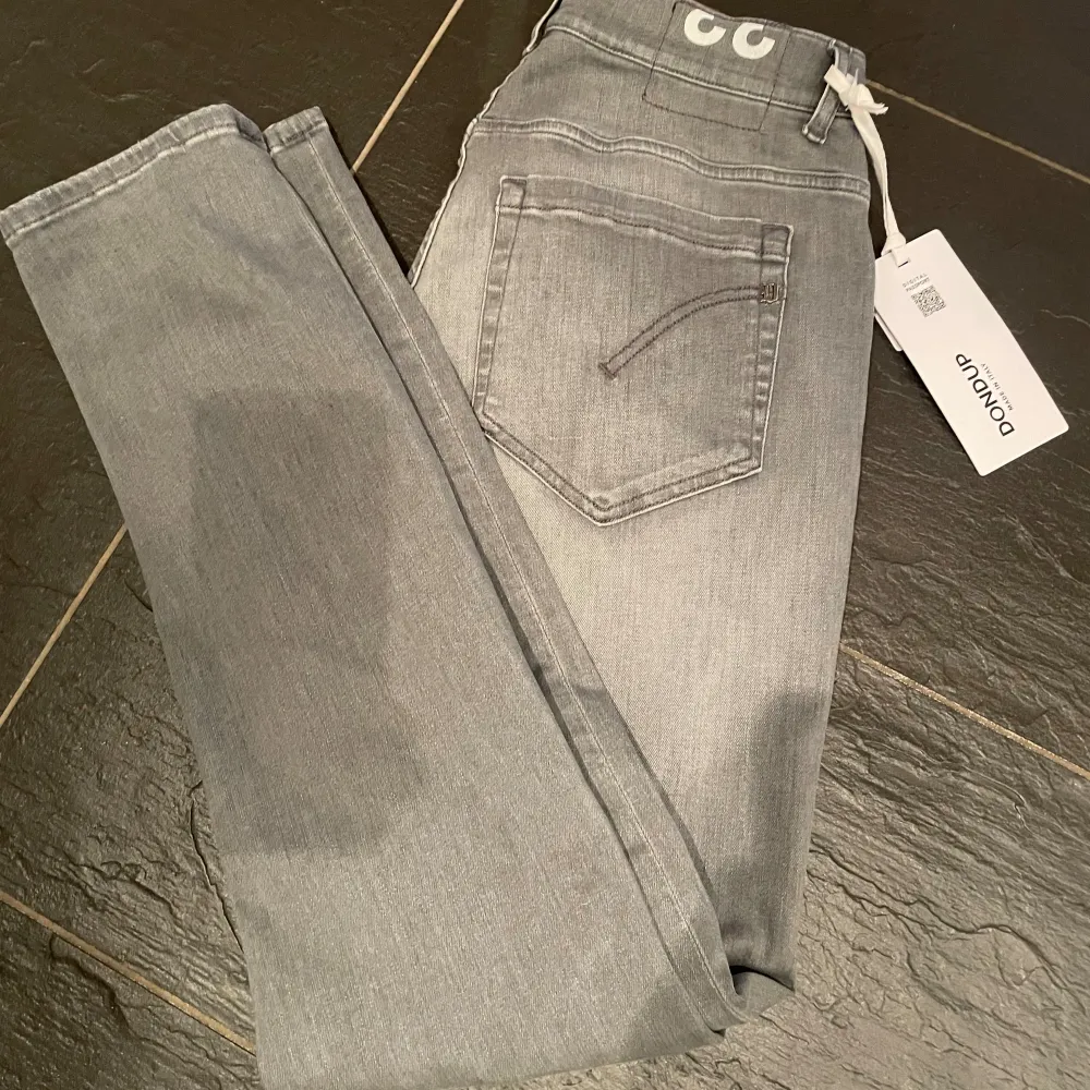 Tjena, säljer ett par helt oanvända Dondup jeans i storlek 33 som är köpta från NK Göteborg. Säljer pga att dem sitter lite dåligt på mig och tappade bort kvittot så gick inte att lämna tillbaka. Kom gärna med förslag och frågor🌟😊. Jeans & Byxor.
