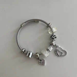 Armband  - Säljare denna jätte fina armbandet då den aldrig kommit till användning🤗vet ej vart den kommer ifrån då jag fick den i present🫶🏼
