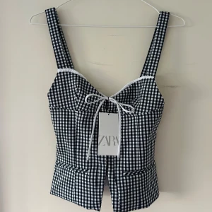 Zara topp - Helt ny topp från Zara. Säljer pga att banden är för långa och jag är för lat för att sy🥲 