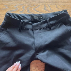 Lågmidjade kostymbyxor - Superfina lågmidjade kostymbyxor från Bikbok💕💕 Mycket bra skick endast använda fåtal ggr. Nypris 500kr