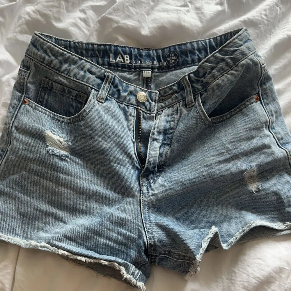 Supersnygga jeans shorts från Lindex, priset kan diskuteras vid snabb affär😍 Nästan helt nya💘. Shorts.