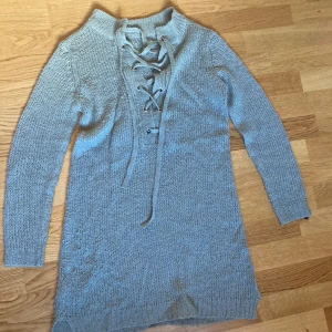 Grå stickad klänning - Jättefin, skön och mysig klänning i storlek S. Lite nopprig men annars i väldigt bra skick. 