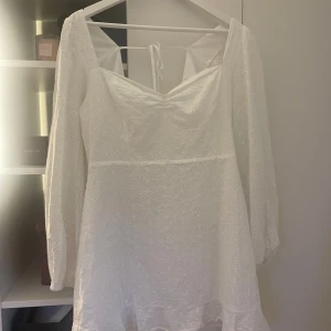 Söt sommarklänning💞 - Superfin sommarklänning med öppen rygg! Endast provad. Stolek 40🥰