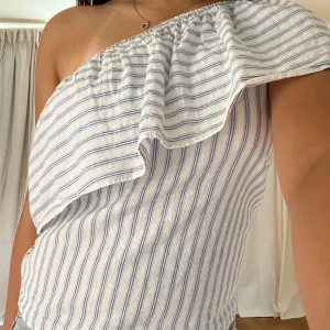 Topp från hm - Fin top i storlek 34 från hm Jättefint skick säljs då den inte används🌟