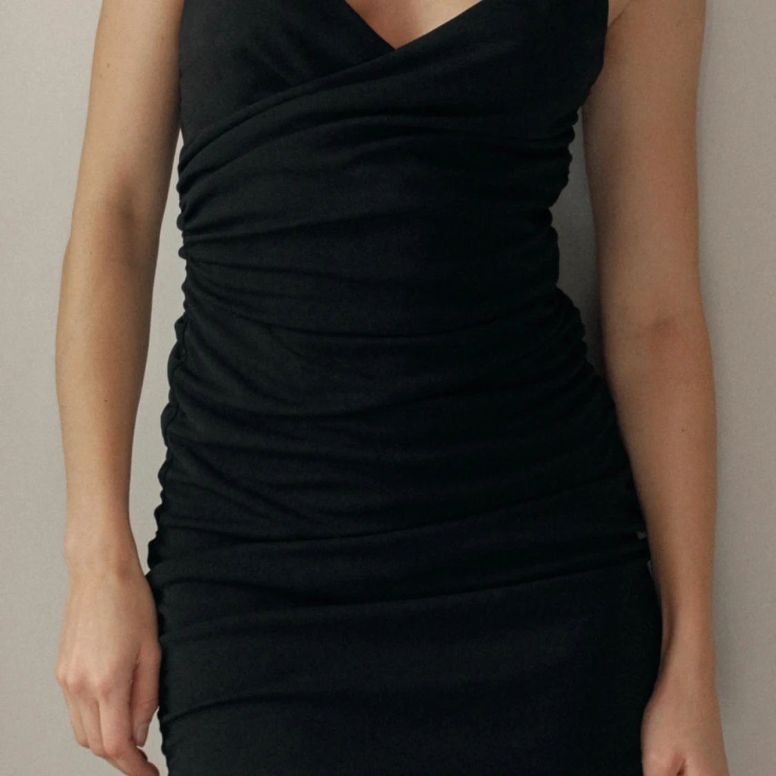 Svart draperad klänning - 90