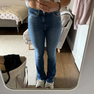 Bootcut jeans - Blåa bootcut jeans från only i storlek S! Sparsamt använda!! 