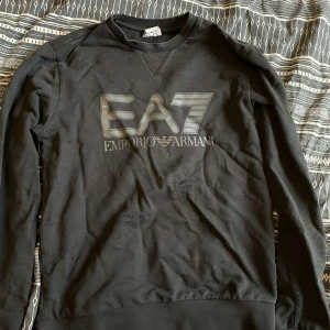 EA7 sweatshirt  - Storlek: S  Väldigt bra skick Säljer tröjan för att jag har tröttnat på den. 
