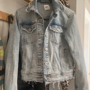 Jeansjacka - Blå jeansjacka i nyskick från zara❤️ Storlek xs, aldrig använt