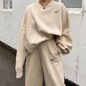 Nike tröja - Nike oversize tröja. Har matchande byxor också. Storlek s på även byxorna