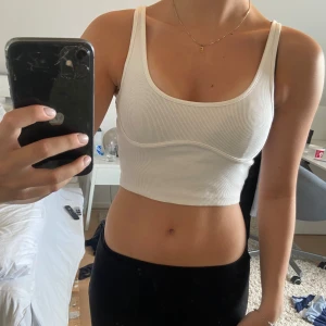 Vit topp Gina - Fin och somrig topp från Gina Tricot! Använt  fåtal gånger och ser oanvänd ut! 💕