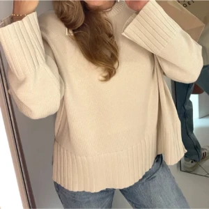 Tröja - Svin snygg tröja från dodder. Slutsåld, köpt för 1200kr. Lite tecken på användning men anars i bra skick, skriv vid frågor🩷