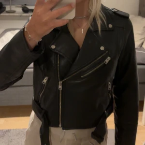 Skinnjacka  - Svart skinnjacka från pull&bear i storlek M men den sitter som S. Använd några gånger, skick 8/10