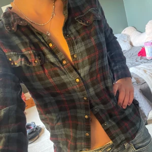 Vitage skjorta - Skit frän vintage skjorta köpt second hand🤩 Den har snygga knapp detaljer på krage och fickor✨ jag brukar ha S som referens.