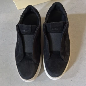 Axel arigato skor - Säljer ett par axel arigato clean 360 laceless storlek 38 knappast använda och skick 8/10  de har en defekt på sulan om ni vill de tveka inte efter att fråga box finns 