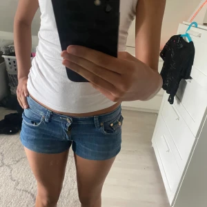 INTRESSEKOLLAR JEANSSHORTS - bra skick, uppvikt i dem flesta bilderna. Börjar på 75