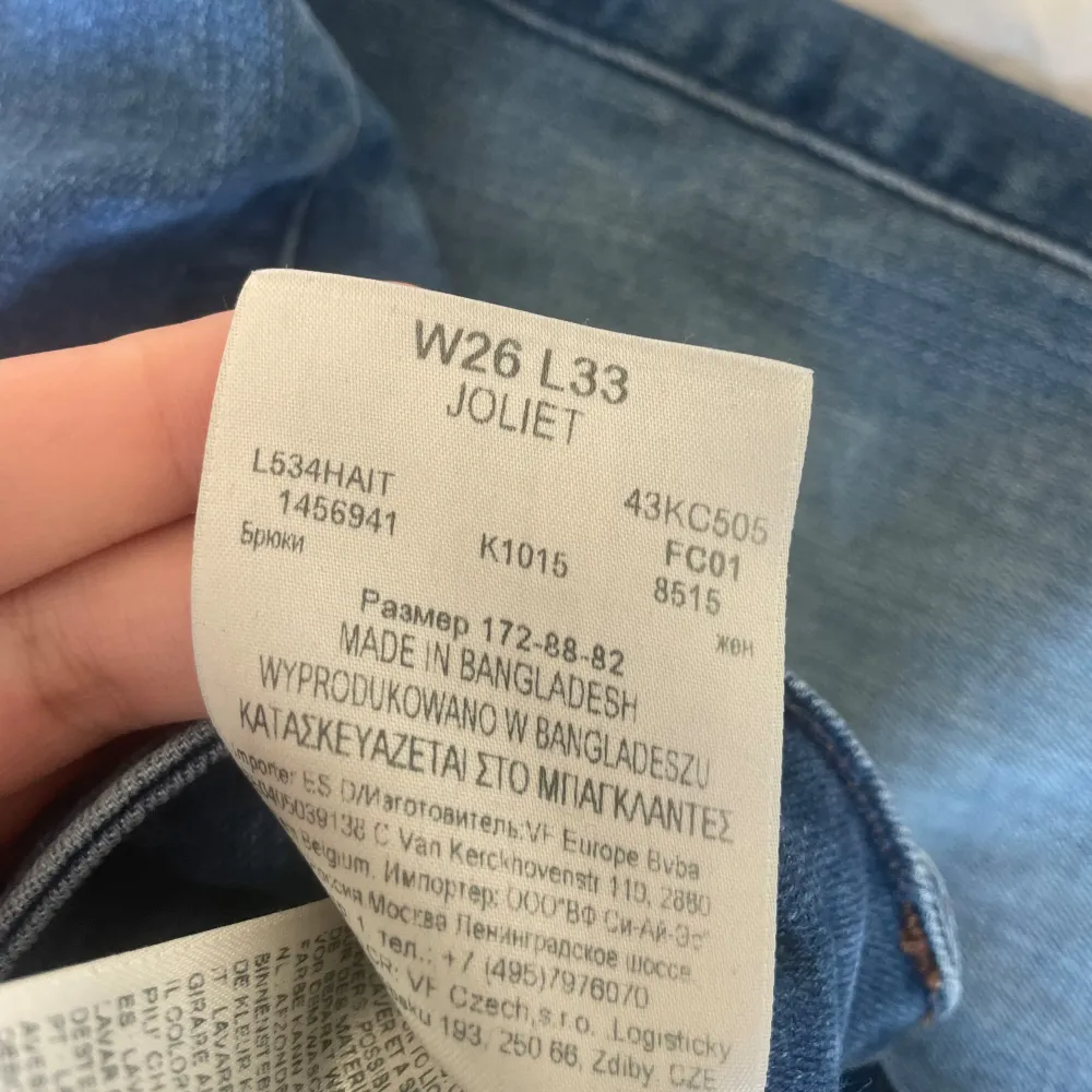 Lee jeans i modellen Joliet, väldigt fint skick och lågmidjade💙 storlek W26 L33, ganska små i storleken men stretchiga i materialet. Jeans & Byxor.