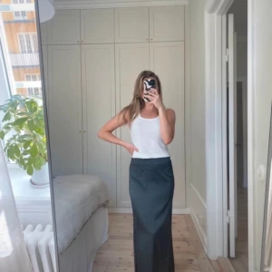 Grå satin kjol  - Grå satin kjol som aldrig är använd