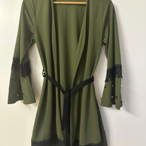 Kofta - Fin sommar kofta med fina detaljer på armen storlek M