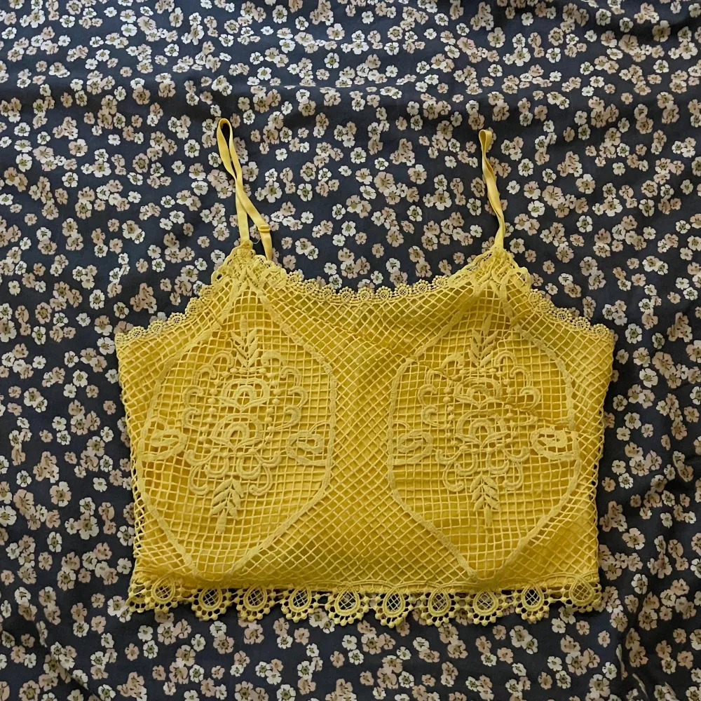 En jättefin gult kroppat linne/topp från bikbok.  Storlek: S. Blusar.