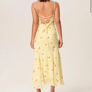 Adoore klänning  - ”Verona dress” ifrån adoore💕 Jättefin klänning endast använd vid ett tillfälle, nyskick. Som även är slutsåld på hemsidan. Bra längd på mig som är 166 men passar även kortare eller längre personer. 34 men passar även mig som är typ 36. Nypris 1495💛