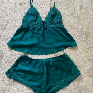 Pyjamas - Säljer nu detta pyjamas-setet från Victorias Secret i en mörkgrön färg. Super fint och elegant! Storleken är M men skulle säga att överdelen endast passar A-C kupa.💚