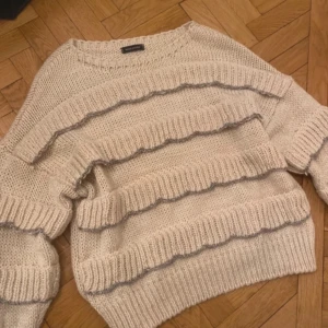 Stickad tröja  - Skicka gärna pris förslag!!💞Super fin stickade tröja med volanger! 