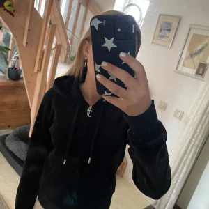 Juicy couture tröja - Säljer min juicy couture tröja i storlek xs. Säljer den för köpte i fel färg. Pris kan diskuteras ❤️ + fri frakt om du köper privat !💕