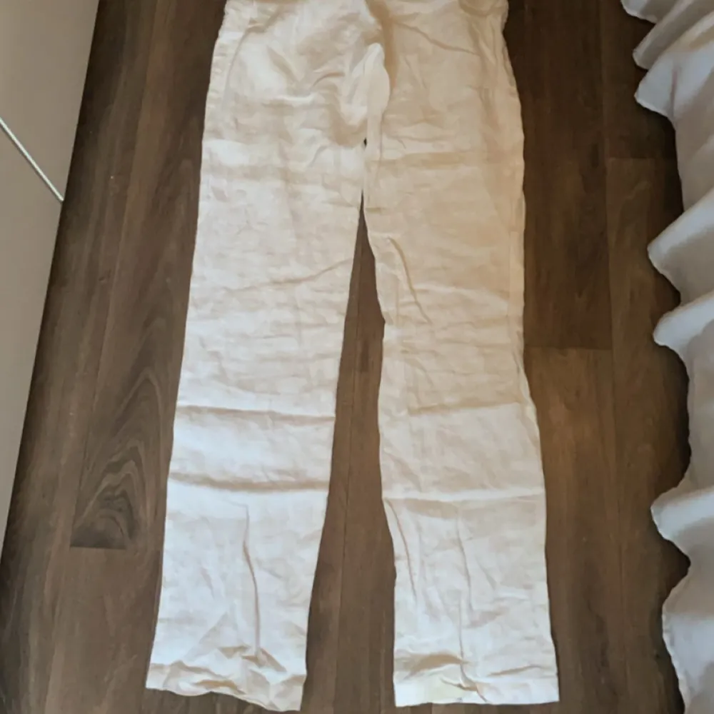 lågmidjade linnebyxor från skagen clothing i strl. xxs 🎀 så så fina men kommer aldrig till användning nypris: 799kr mitt pris: 549kr. Farkut & Housut.