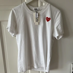 CDG t-shirt - Säljer nu min CDG t-Shirt då den inte passar mig längre hör av dig för mera  ❗️PRIS GÅR ATT DISKUTERA❗️