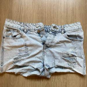 Jättesnygga jeansshorts som jag säljer då de är för stora för mig💞 De har flera knappar och färgen är superfin! Det enda är att jag inte vet vilken storlek det är, eftersom att det inte står.  Midjemåttet är 38cm, rakt över på mitten är det ca 45cm💞