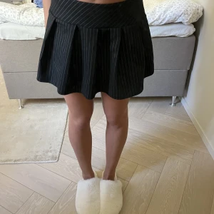 Kritstrecks minikjol - Säljer denna superfina kritstreckade kjolen från pull & bear. Inga defekter och passar även strl S